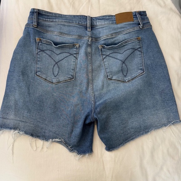 Judy Blue Medium Wash Raw Hem High Rise Denim Shorts Womens Size 2XL Stretch - Picture 5 of 11